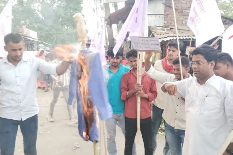 बेगूसराय: कांति कुमारी की गिरफ्तारी के विरोध में सड़कों पर उतरे, डीवाईएफआई व एसएफआई कार्यकर्ताओं ने किया प्रदर्शन
