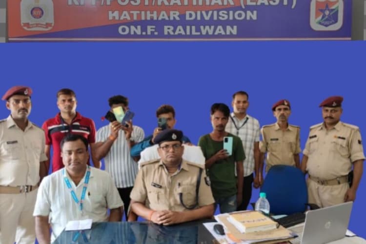 रेलवे स्टेशन पर आरपीएफ और जीआरपी की बड़ी कार्रवाई, चोरी के 5 मोबाइल के साथ 3 शातिर अपराधी गिरफ्तार