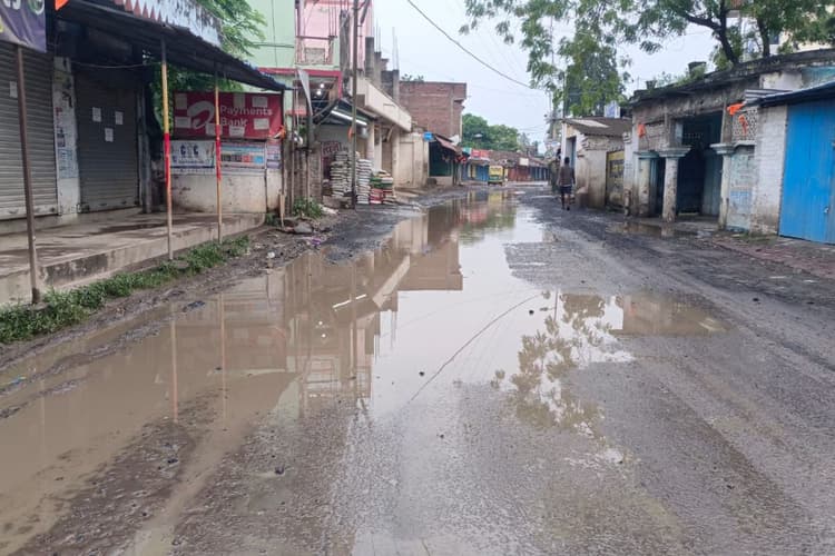 सोनैली-कुम्हड़ी सड़क पर जलजमाव से राहगीर बेहाल: नाला रहने के बावजूद नहीं हो रही पानी की निकासी