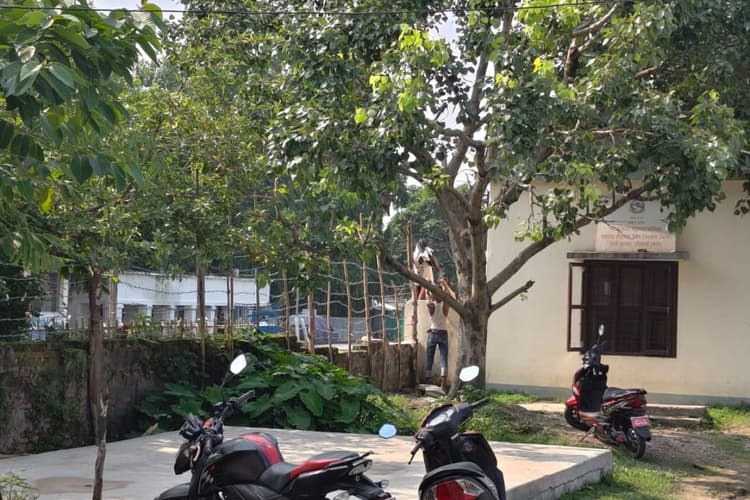 कटीली तार के ऊपर से दिनदहाड़े सामान पार, दावों के बीच जोगबनी सीमा पर खुलेआम तस्करी से हड़कंप