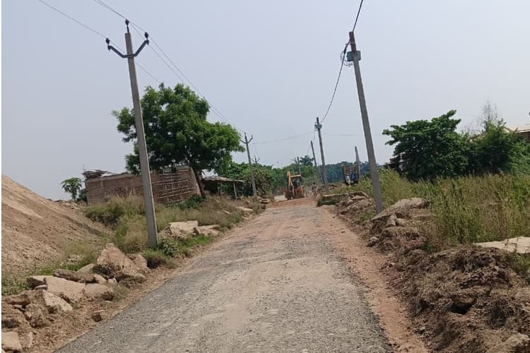 लखीसराय में करोड़ों की लागत से बनी सड़क की गुणवत्ता को लेकर उठे सवाल