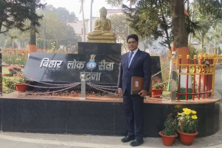 हवेली टोला के प्रधान शिक्षक संतोष ने BPSC में मारी बाजी: 70वीं परीक्षा में बने BPRO