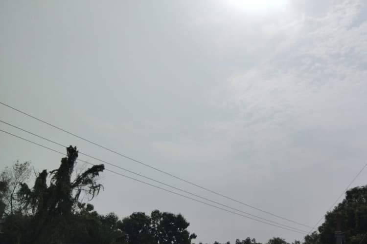 कड़ी धूप के साथ मंगलवार की शुरुआत, दिन में बूंदाबांदी और रात में बारिश के आसार