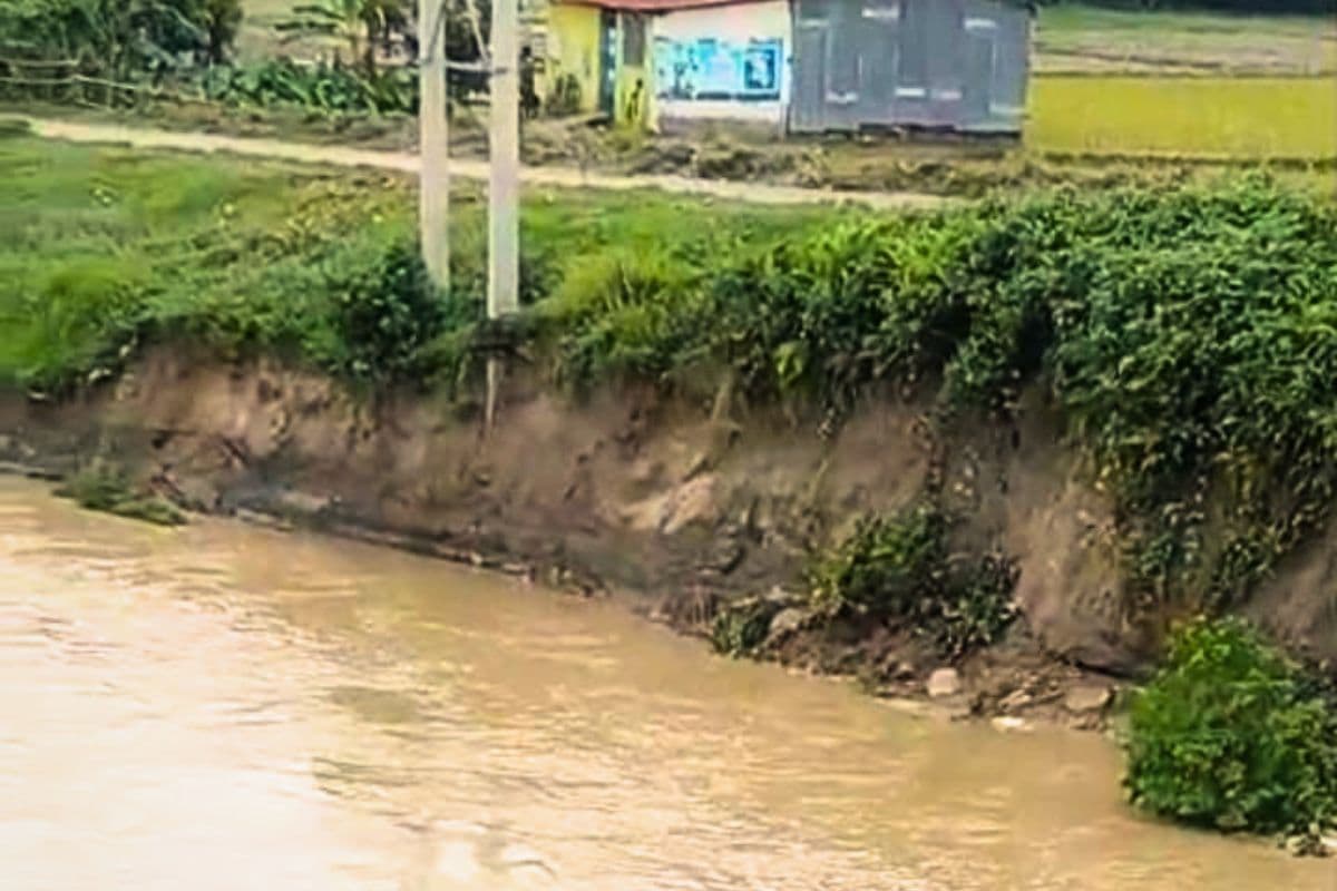 नेपाल में भारी बारिश का असर, नुना नदी के कटाव से धर्मगंज-मेहरू मुख्य सड़क पर मंडराया खतरा