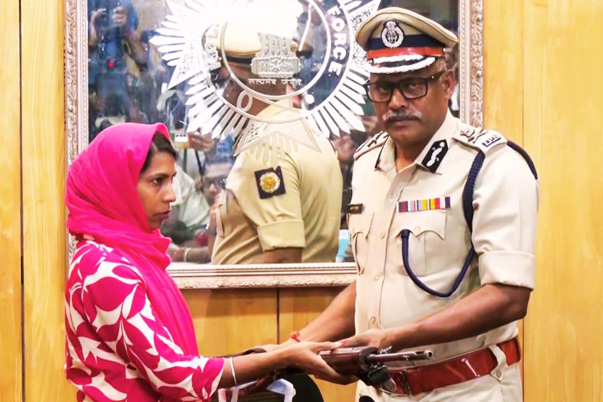 10 लाख की इनामी महिला नक्सली ने कोलकाता में किया सरेंडर, झारखंड-ओडिशा सीमा पर थी सक्रिय