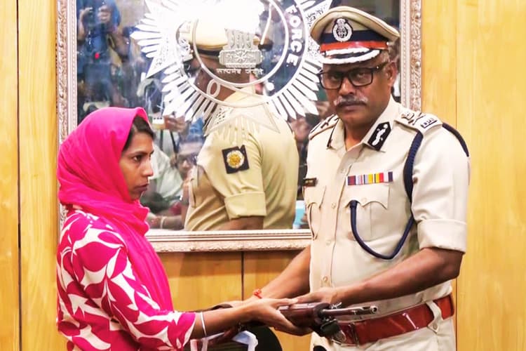 10 लाख की इनामी महिला नक्सली ने कोलकाता में किया सरेंडर, झारखंड-ओडिशा सीमा पर थी सक्रिय