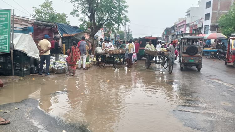 मुंगेर में बारिश ने खोली नगर पंचायत की पोल, तारापुर बाजार में जलजमाव से कारोबार प्रभावित