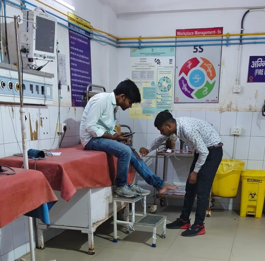 जमुई में पॉलिटेक्निक कॉलेज के पास बाइक अनियंत्रित होकर पलटी, युवक घायल
