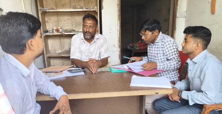 फुलकाहा में खाद-कीटनाशक दुकानों की जांच, किसानों की शिकायत पर पहुंची टीम