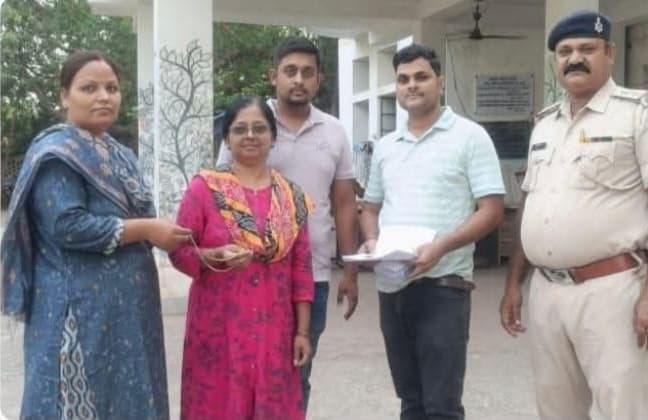 जमुई में पुलिस की त्वरित कार्रवाई, 48 घंटे में महिला को लौटायी छिनतयी हुई सोने की चेन