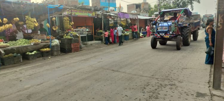 खड़गपुर लोहची बाजार में सड़क किनारे बढ़ते अतिक्रमण से दुर्घटना का खतरा, प्रशासन मौन