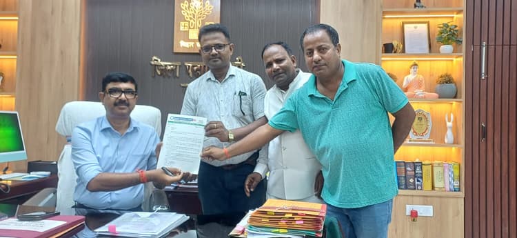 शिक्षक की मौत के बाद प्रशासन हरकत में, खतरनाक पेड़ हटाने का निर्देश