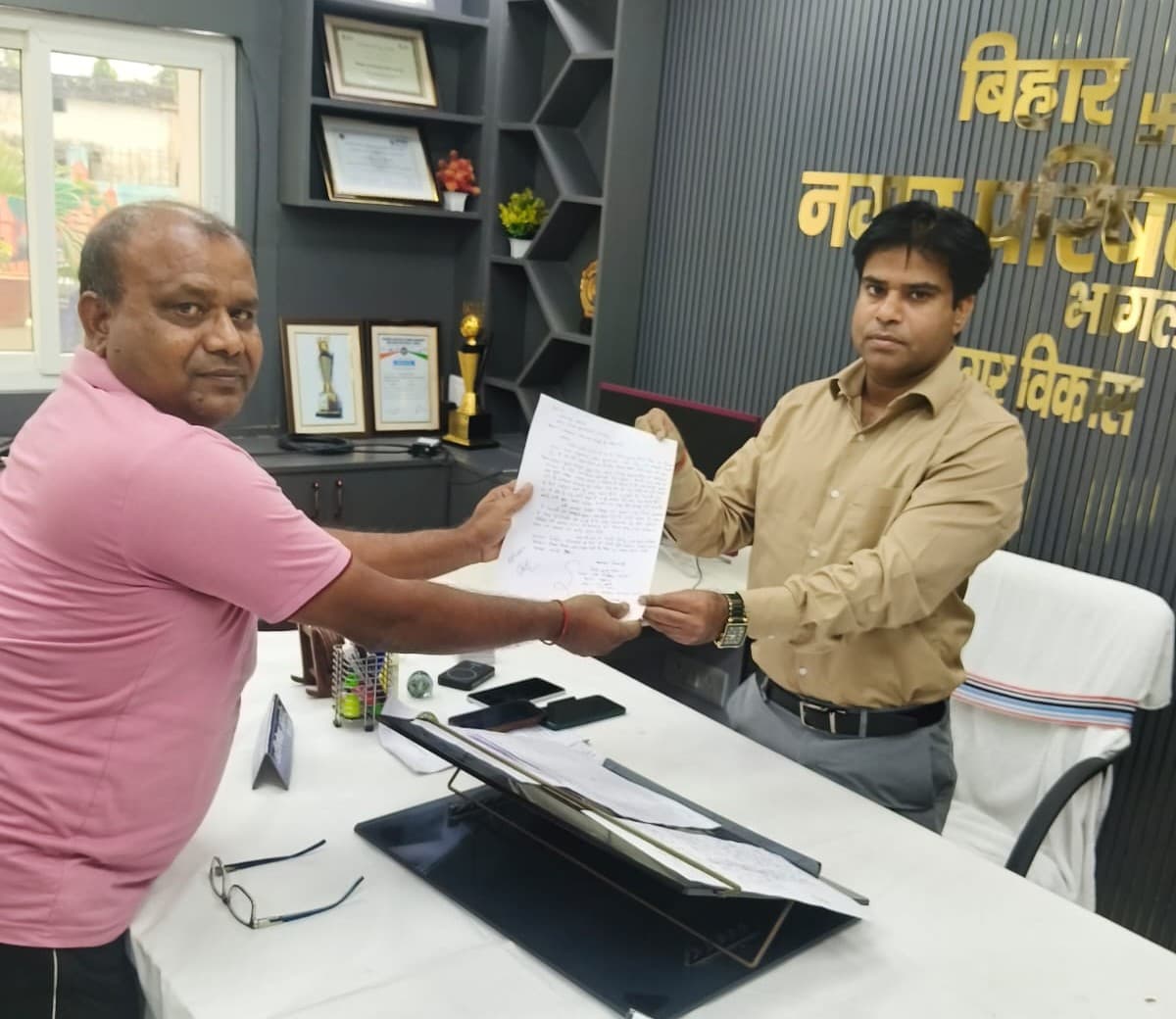 आठ वर्षों का स्वच्छता शुल्क एकमुश्त वसूली के खिलाफ आवाज, ईओ को सौंपा ज्ञापन