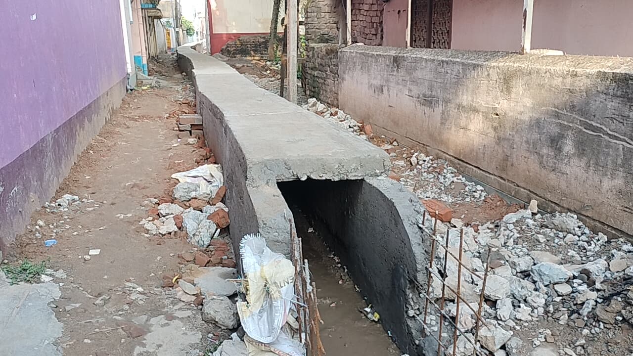 आनंदबाग के लोग दुखी, नगर निगम से किया सवाल - घर से बाहर कैसे निकले ?
