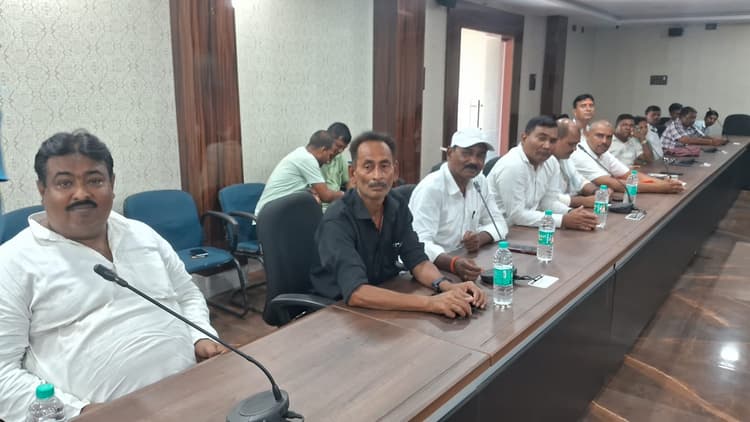बैठक में उठा सफाईकर्मी द्वारा इंजेक्शन लगाने का मामला, 20 सूत्री बैठक में उठे कई सवाल