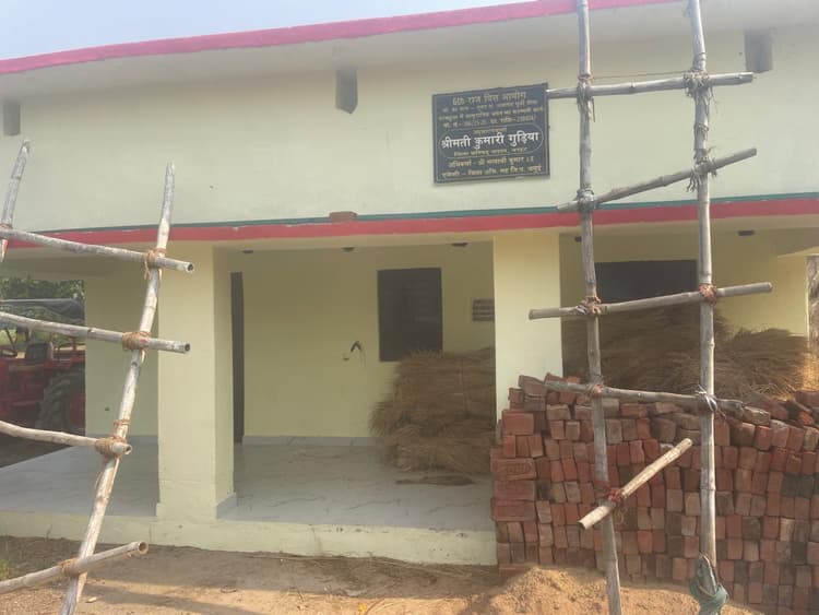 लाखों खर्च कर हुआ मरम्मत कार्य, फिर भी अतिक्रमण की जद में समुदाय भवन