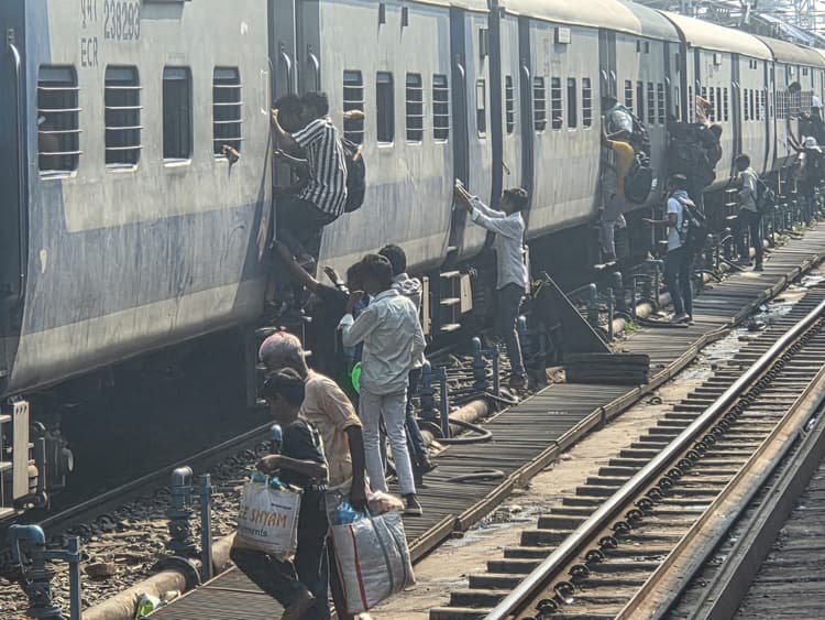 भागलपुर में फुट ओवर ब्रिज छोड़ जान जोखिम में डाल पटरी पार कर ट्रेन में चढ़ते दिखे यात्री