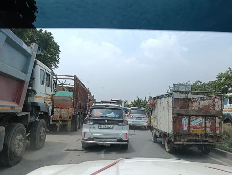 एनएच-31 पर नियमों की अनदेखी, सड़क किनारे खड़े वाहन बन रहे जानलेवा