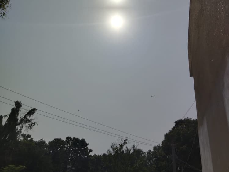 लखीसराय में उमस भरी गर्मी से आज भी नहीं मिलेगी राहत, धुंधले बादलों के बीच बढ़ेगी बेचैनी