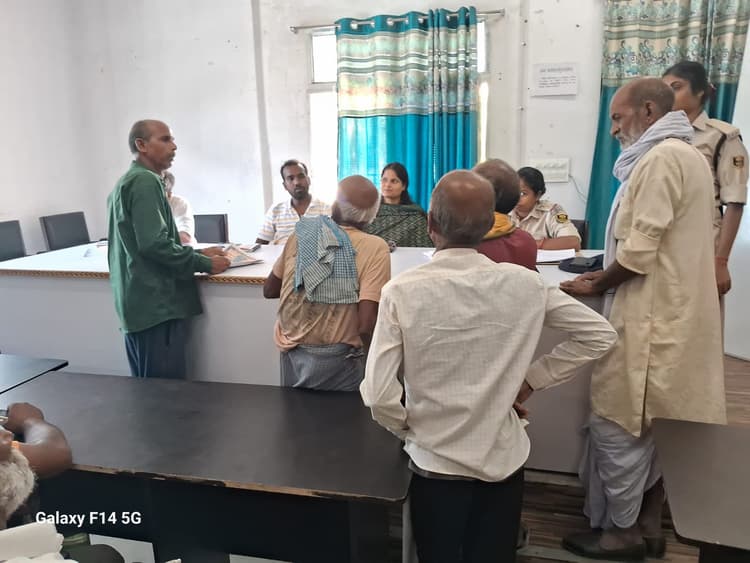 शंभुगंज अंचल में जनता दरबार में 13 मामले पहुंचे, 10 का ऑन द स्पॉट निपटारा
