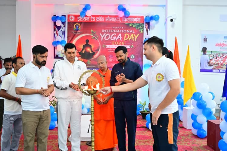 अंतरराष्ट्रीय योग दिवस पर किशनगंज में जुटे सैकड़ों लोग, डीएम-एसपी ने किया योगाभ्यास