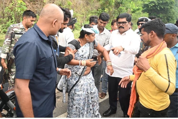 Ramgarh: काफिला रोक मंत्री योगेंद्र प्रसाद ने दिखाई मानवता, घायल मां-बेटे की बचाई जान