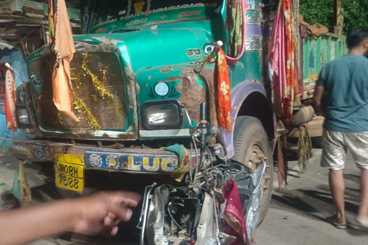 लोहरदगा: ट्रक ने स्कूटी सवार तीन भाई-बहनों को रौंदा, दो की मौके पर मौत