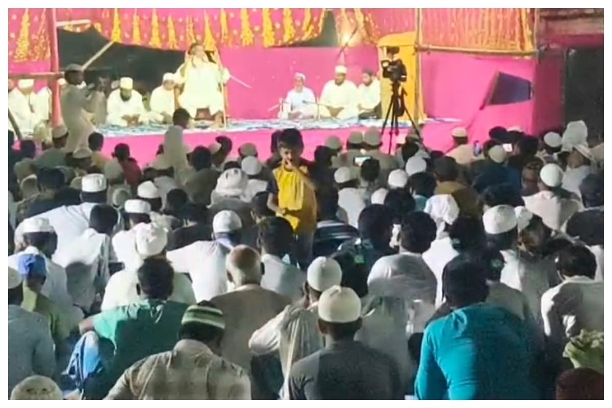 Amir-e-Shariat addressing a large religious gathering at Bhogadi Bazar in Majhaulia Amir-e-Shariat addressing a large religious gathering at Bhogadi Bazar in Majhaulia