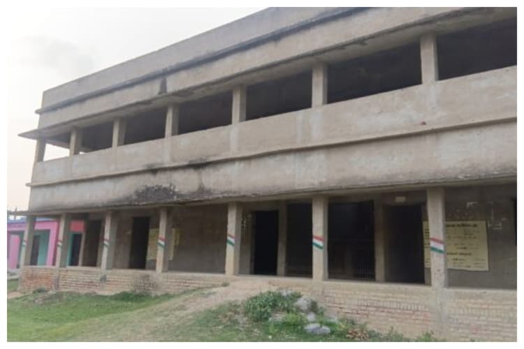 16 साल से अधूरा पड़ा स्कूल भवन, दो कमरों में पढ़ाई को मजबूर छात्र, जर्जर हो रही 26 लाख की सरकारी संपत्ति