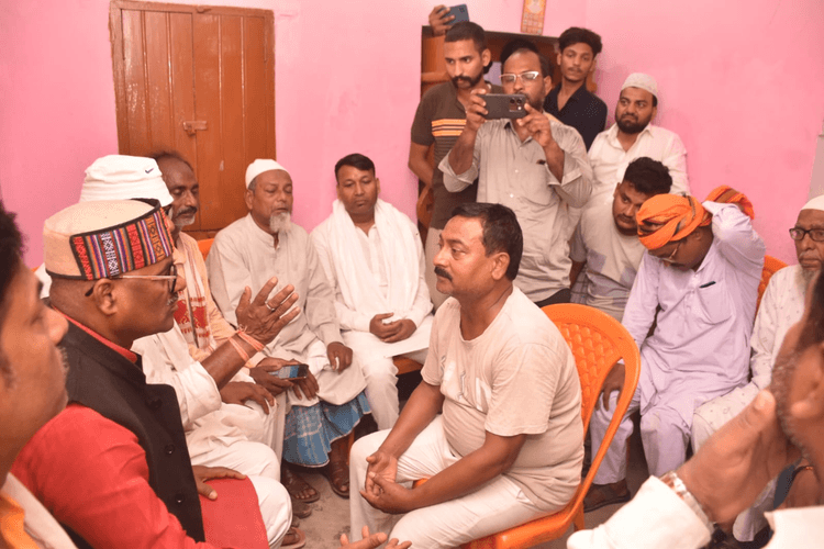 असम विमान हादसे में शहीद दानिश आलम के घर पहुंचे मंत्री डॉ. प्रमोद कुमार, परिजनों को बंधाया ढांढस
