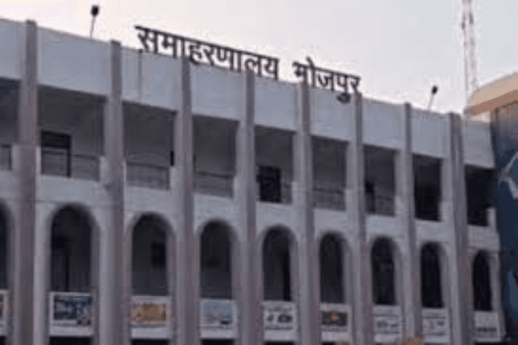 भोजपुर में लंबित दाखिल-खारिज मामलों पर डीएम का बड़ा एक्शन, 25 राजस्व कर्मियों पर गिरी गाज