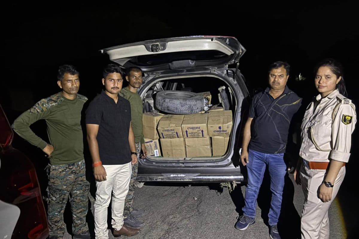 औरंगाबाद में उत्पाद विभाग की बड़ी कार्रवाई: इनोवा से 240 लीटर देसी शराब जब्त, चालक फरार