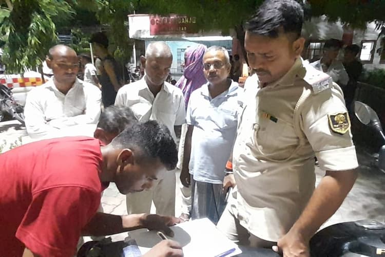 औरंगाबाद में खड़ी स्कॉर्पियो से टकराई बाइक,ATM गार्ड की मौत
