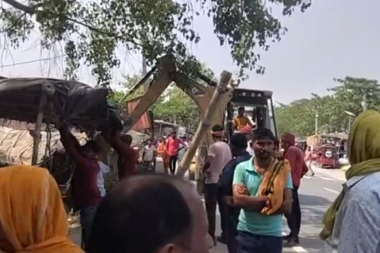 औरंगाबाद के NH-139 पर चला बुलडोजर, हटाए गए अवैध ढाबे, अतिक्रमणकारियों में मची अफरा-तफरी