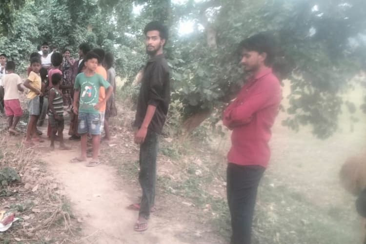 औरंगाबाद में आहर किनारे मिला नवजात का शव, कुत्तों से बचाकर ग्रामीणों ने किया अंतिम संस्कार; पुलिस जांच में जुटी