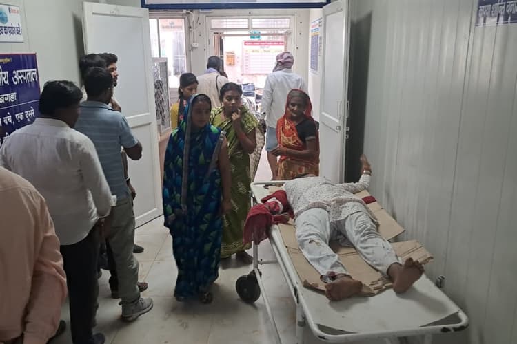 Bagaha: दिल्ली से घर लौट रही मां-बेटी सड़क हादसे में घायल, बोलेरो ने बाइक को मारी टक्कर