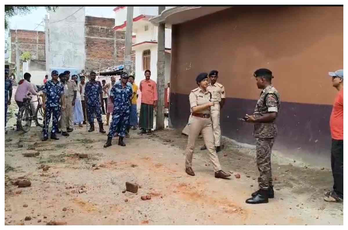 bagaha-clash-news-ramnagar-jolaha-toli-stone-pelting-police-deployment bagaha-clash-news-ramnagar-jolaha-toli-stone-pelting-police-deployment