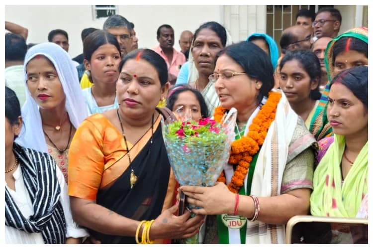 बगहा में नवनिर्वाचित एमएलसी शिवरानी देवी का जोरदार स्वागत, जर्दा आम से तौलकर दी बधाई