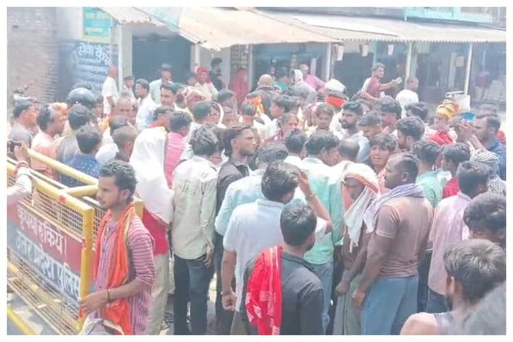 Bagaha News: अवैध क्लिनिक में प्रसव के दौरान जच्चा-बच्चा की मौत, परिजनों का हंगामा