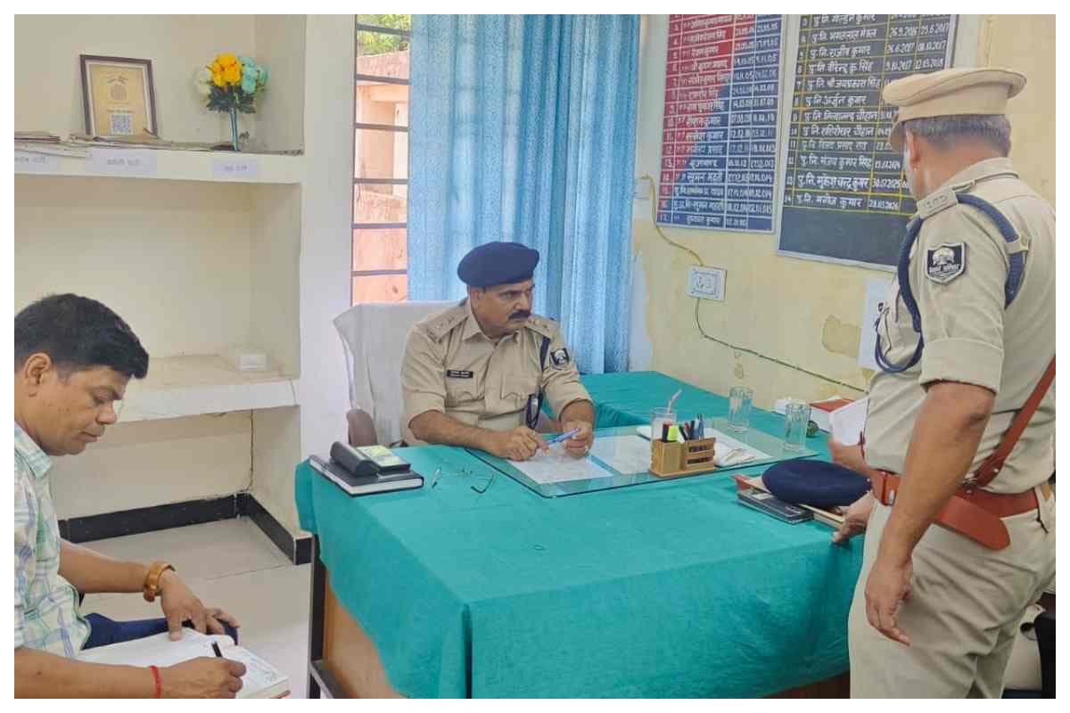 bagaha-sp-inspection-rajesh-kumar-surprise-valmikinagar-police-station-pending-cases-crime-control bagaha-sp-inspection-rajesh-kumar-surprise-valmikinagar-police-station-pending-cases-crime-control