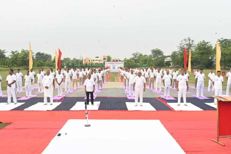 बगहा: अंतरराष्ट्रीय योग दिवस का भव्य आयोजन, डीआईजी और एसपी ने किया सामूहिक योगाभ्यास