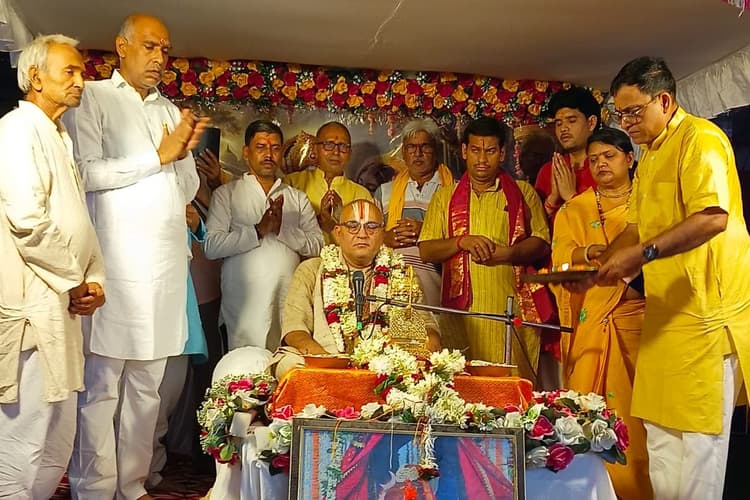 बक्सर में बोले आचार्य कृष्णानंद पौराणिक- सभी मानस रोगों की जड़ है लोभ, भागवत कथा है इसकी अचूक दवा