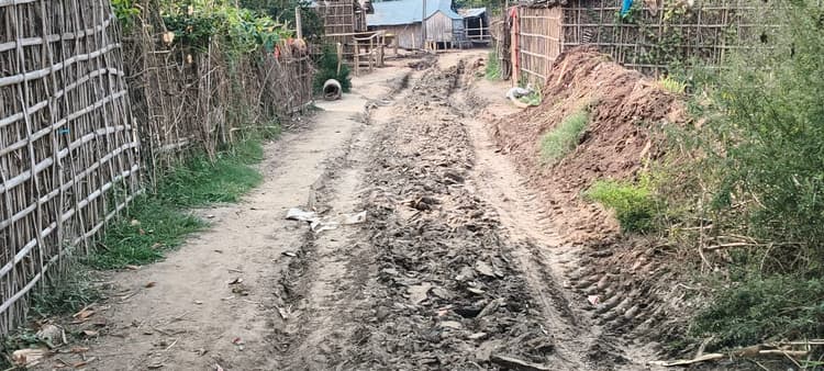 ललिया गांव में नहीं बनी 1 किमी सड़क, बरसात में कट जाता है संपर्क