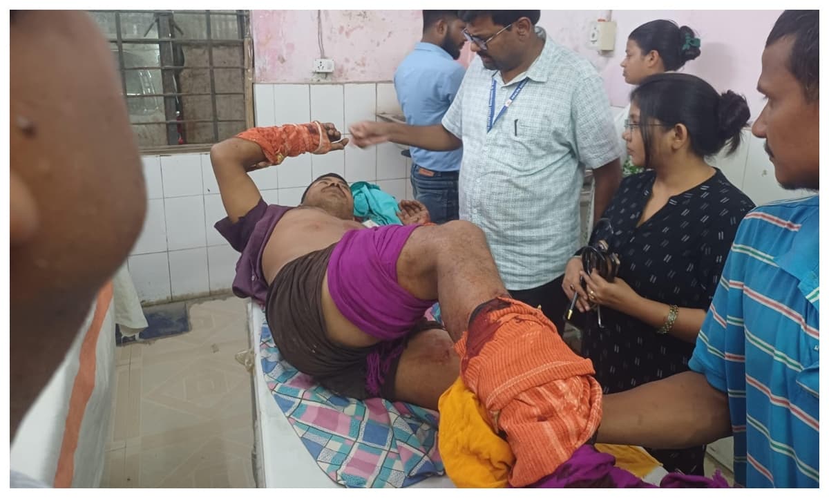 Doctors treating an elderly couple injured in a bear attack at Ramnagar CHC. Doctors treating an elderly couple injured in a bear attack at Ramnagar CHC.