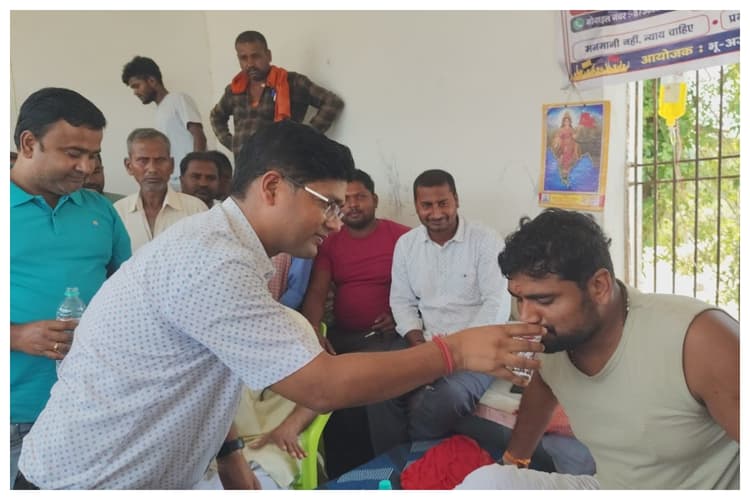 Sheohar News: बेलवा-देवापुर सड़क विवाद, पांच दिन बाद टूटा आमरण अनशन