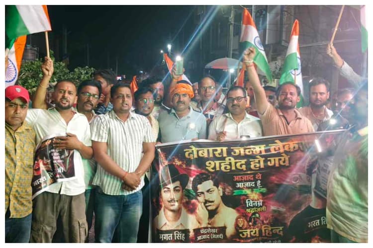 भरत तिवारी एनकाउंटर पर नरकटियागंज में फूटा गुस्सा, कैंडल और तिरंगा लेकर सड़कों पर उतरे युवा