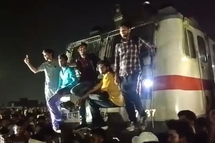 बिहार पुलिस अभ्यर्थियों ने पाटलिपुत्र स्टेशन पर क्यों किया हंगामा? ट्रेनें रोकीं, तोड़फोड़-पथराव के बाद पुलिस को करनी पड़ी हवाई फायरिंग