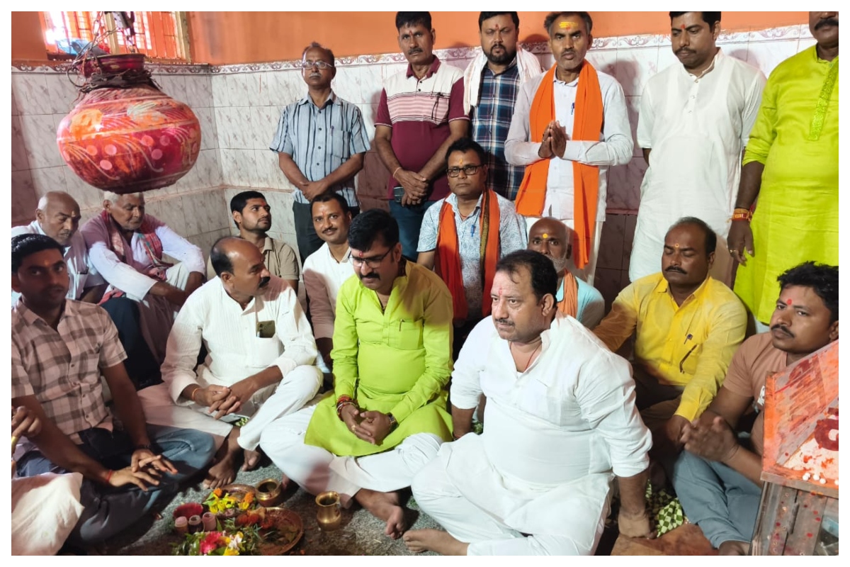 मोतिहारी: केसरिया में भाजपा कार्यकर्ताओं ने की विशेष पूजा, प्रधानमंत्री मोदी के दीर्घायु जीवन की कामना