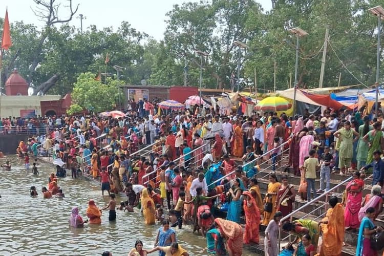 अरवल: मधुश्रवां मेले में उमड़ा श्रद्धालुओं का जनसैलाब, बढ़ती भीड़ से प्रशासन सतर्क