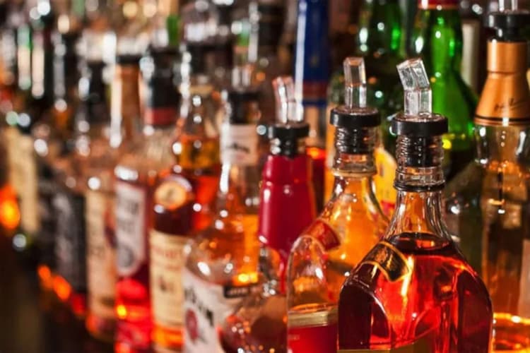 बक्सर के नुआंव में शराब तस्करी पर पुलिस का शिकंजा, 14 लीटर अंग्रेजी शराब के साथ एक तस्कर गिरफ्तार